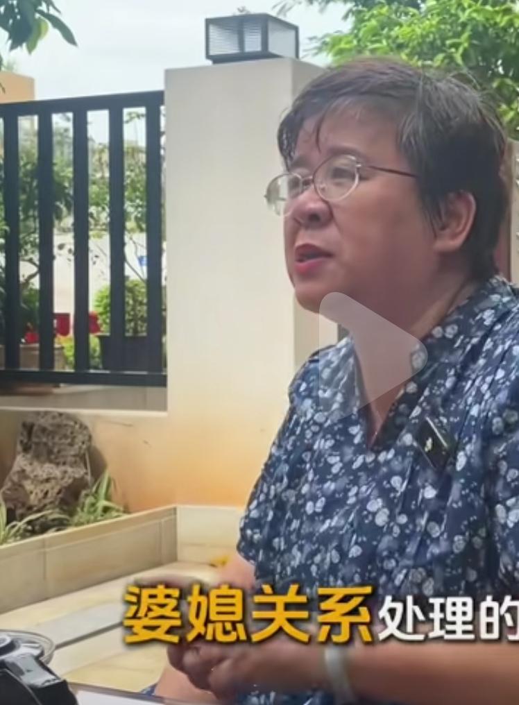 我妈刚嫁过来的时候，我奶就跟她说，要像她年轻时候一样，要能吃苦。然后我妈生了我，