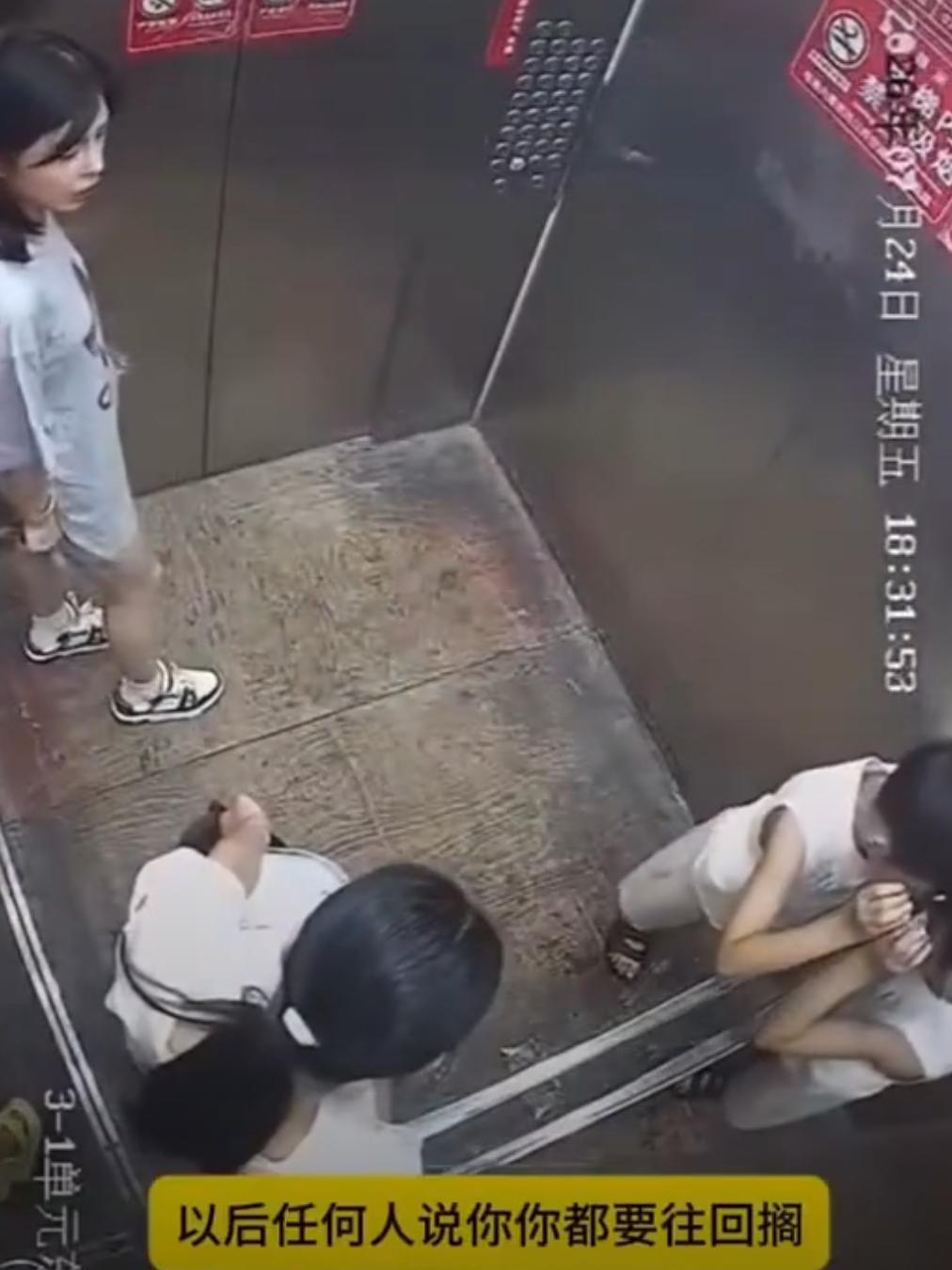 湖北仙桃电梯内两女子冲突后续，更多细节被扒。万万没想到，到物业调监控的是男孩