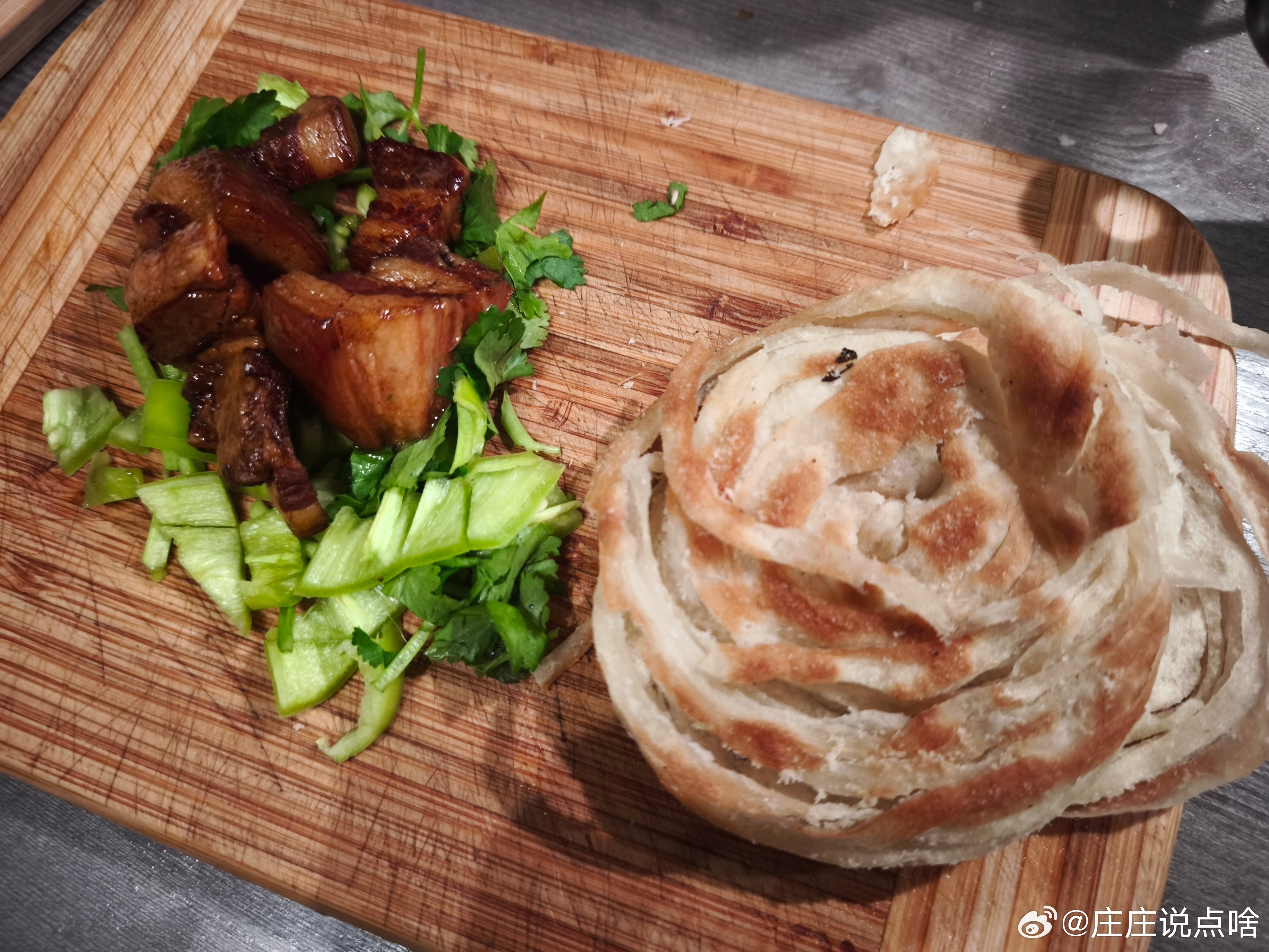放秋假，二爷在家点菜，做了白吉馍和潼关两种饼皮的肉夹馍+越南米纸简易版凉皮[吐舌头眯眼睛笑]