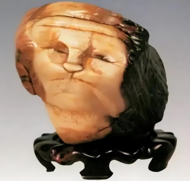 1997年，宁夏小伙在中蒙边境出差时用150元买下一块“人面石”，没想到4年后经