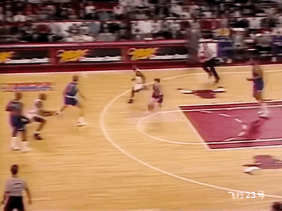 乔丹参与的双包夹防守！乔丹跟队友的双包夹犹如铜墙铁壁，对手毫无招架之力。这也能