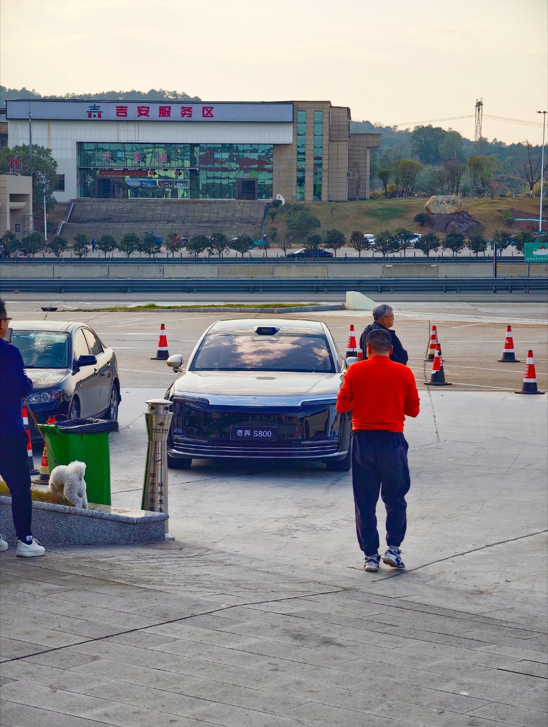 尊界S800已经成街车了刚在服务区上厕所一抬头看到一台崭新的S800尊界s800