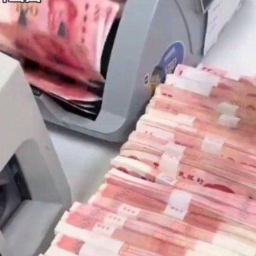 浙江嘉善最近出了件让街坊邻居都议论纷纷的稀罕事：一位中年大哥在彩票店随手买了张3