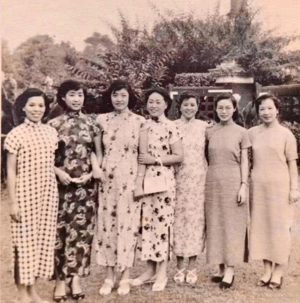 中国历史老照片民国时期沈阳穿旗袍的七位女士合影，这是当时真实的人物形象，可不是影