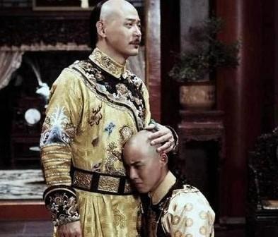 清朝，乾隆70岁的时候，特别想念早逝的五阿哥永琪，便翻了永琪生母愉妃的牌子，太监