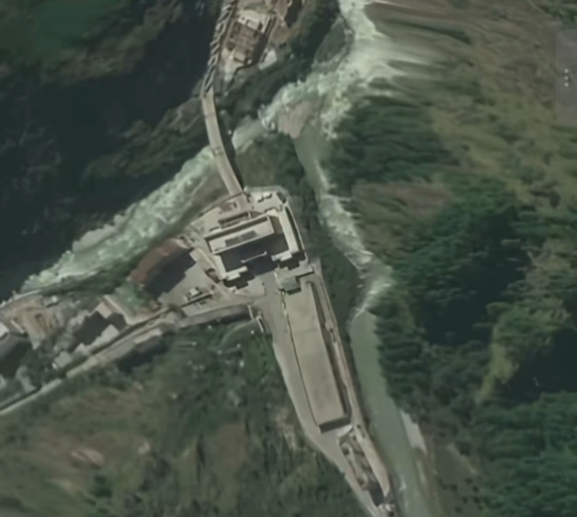 吉隆口岸大楼只剩钢筋骨架吉隆口岸受灾前后对比；建筑夷为平地；满目泥浆碎石废墟​