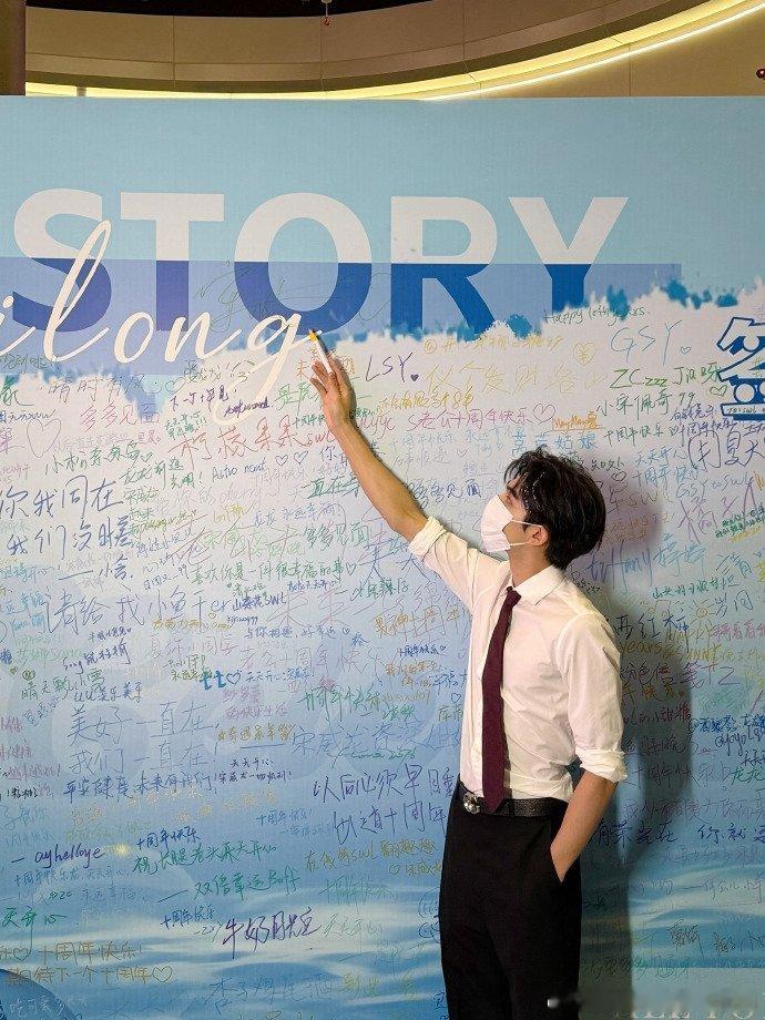 终于懂了为什么大家喜欢宋威龙走路带风的工地男模+克制到绷不住的暗恋者，白衬衫背影