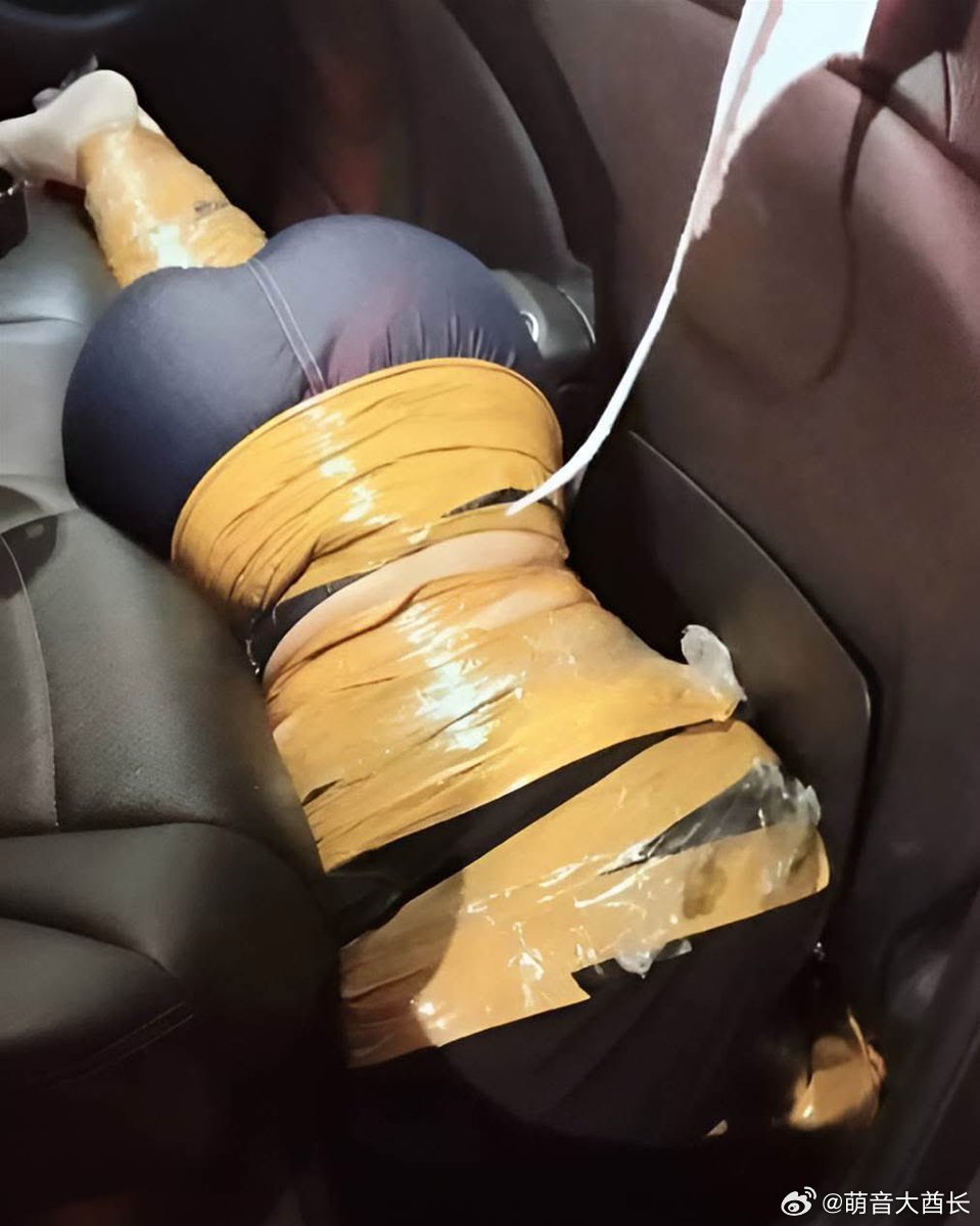 芭堤雅后座惊魂：同胞下的手，比异国陌生人更冷泰国芭堤雅的凌晨，一辆撞毁的奔驰揭开了这个离奇的案子。1