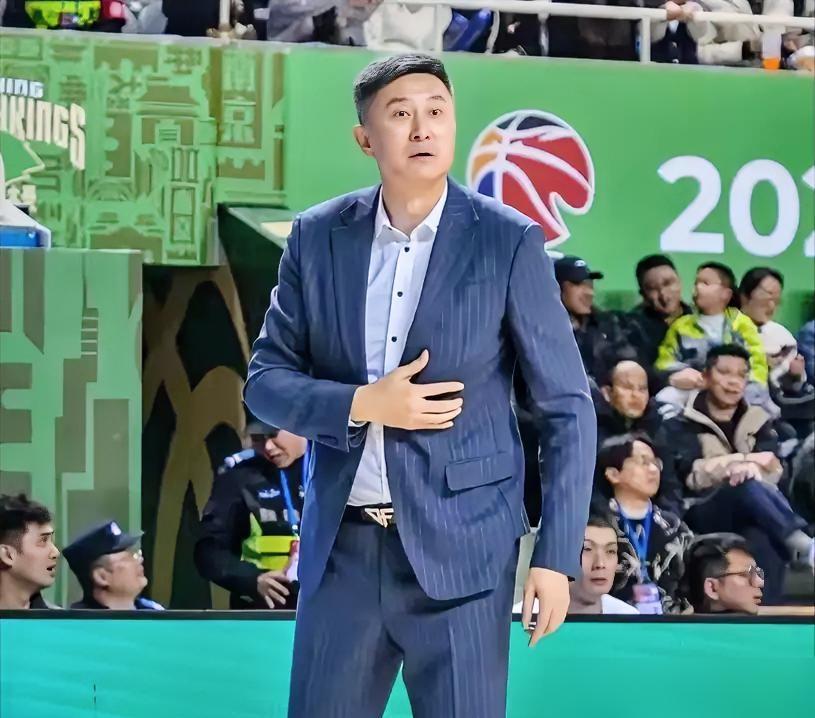 CBA官方报告，亲自“打脸”了当值主裁。你看到迪亚洛抡起肘子，顶在陈家政腹部。