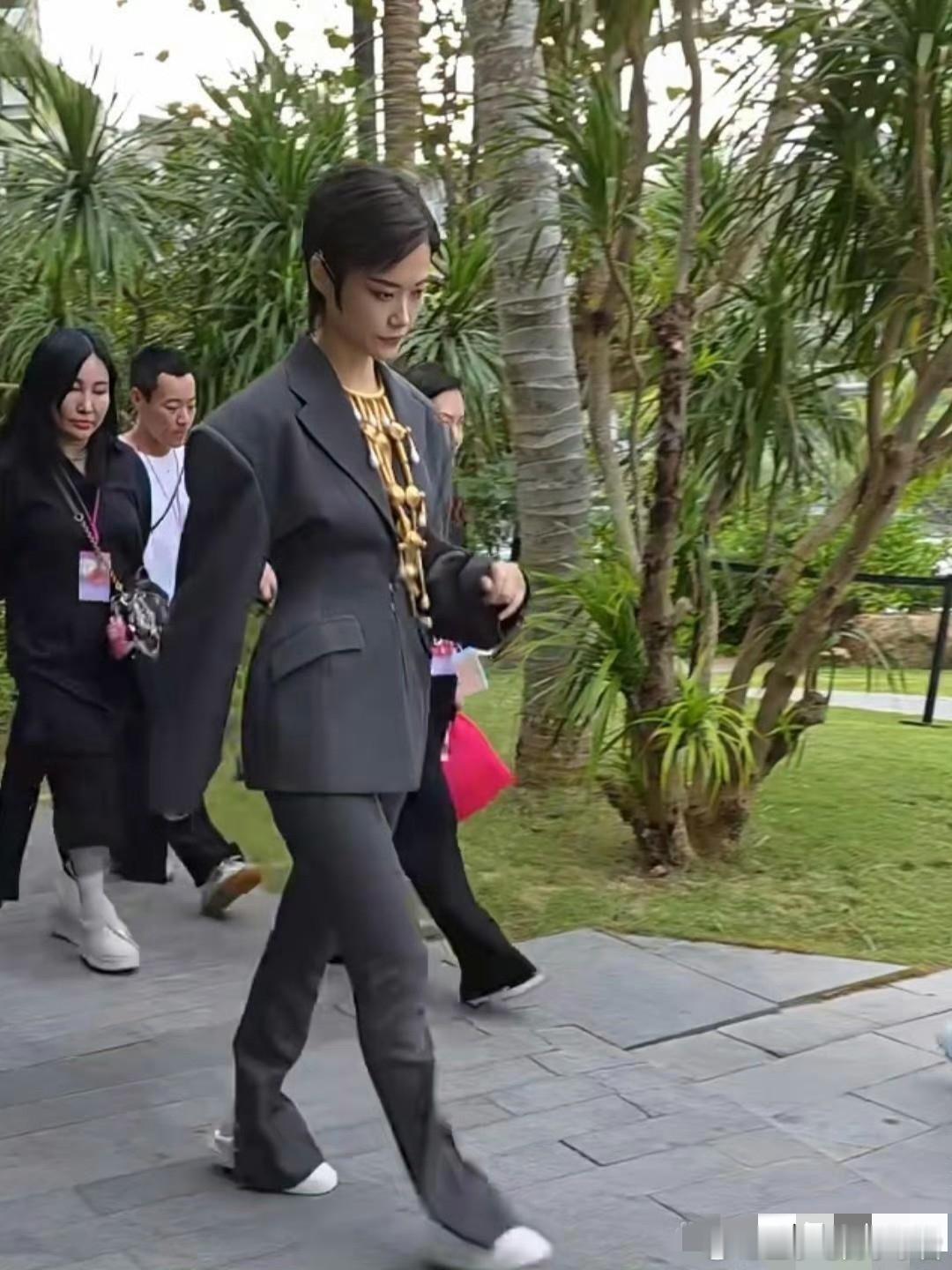 李宇春这身衣服，正面看着普普通通，背后却很有个性，设计感一下就出来了。