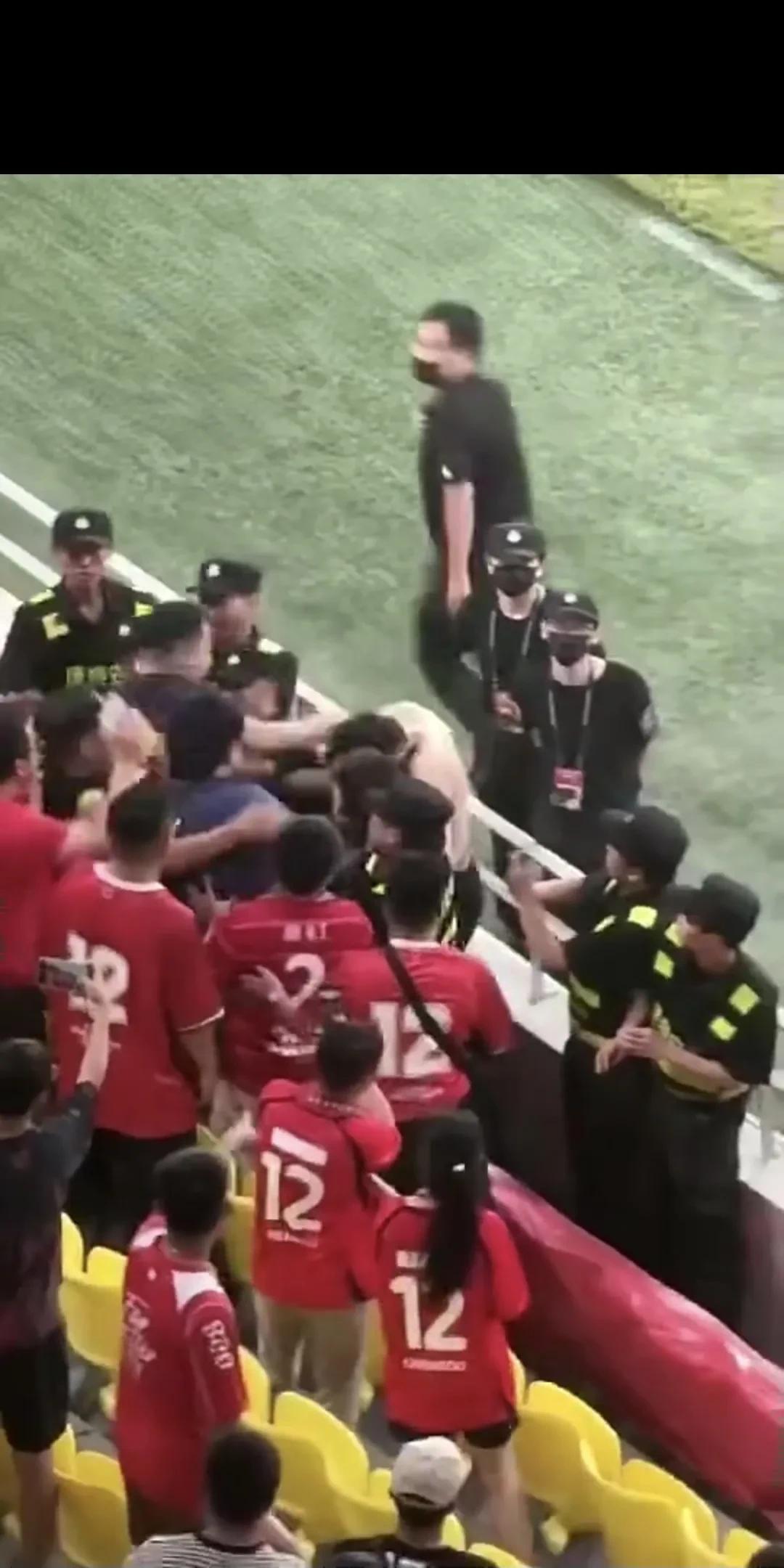 中国足坛在再现争议一幕，在成都蓉城主场被河南队淘汰，无缘足协杯决赛之后，成都蓉城