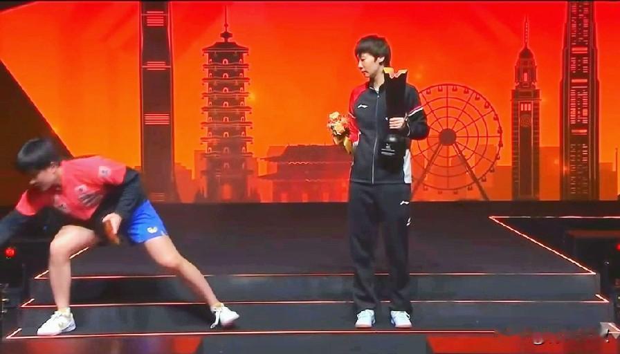 我去！好好一个冠军合影，被张本智和搞得偷感十足！张本智和第一次参加总决赛金牌