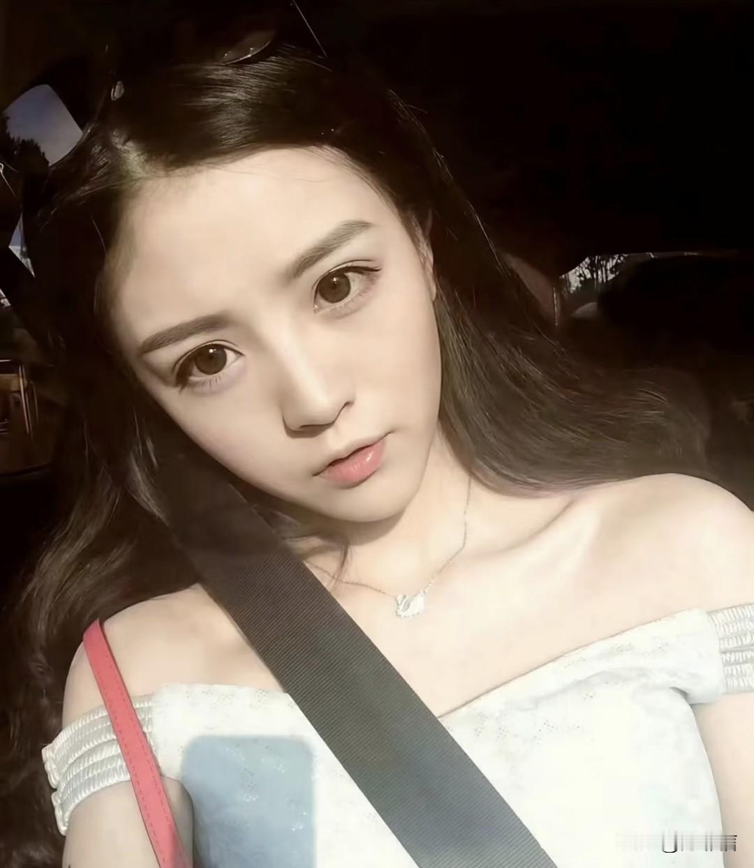 所以田曦薇后来是做了丰唇手术吗？才发现她早期的上嘴唇居然这么薄，近乎没有，面相和