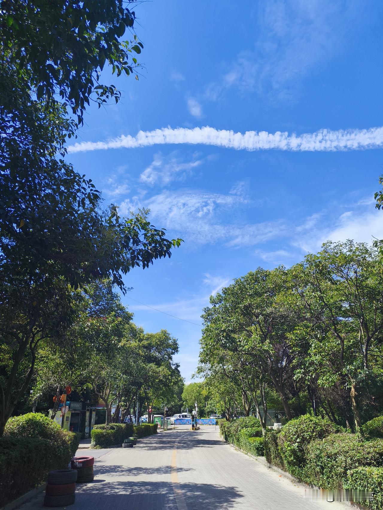 南京这天气真是让人捉摸不透！“红霞”影响基本结束，雷阵雨虽能带来短暂降温，但雨停