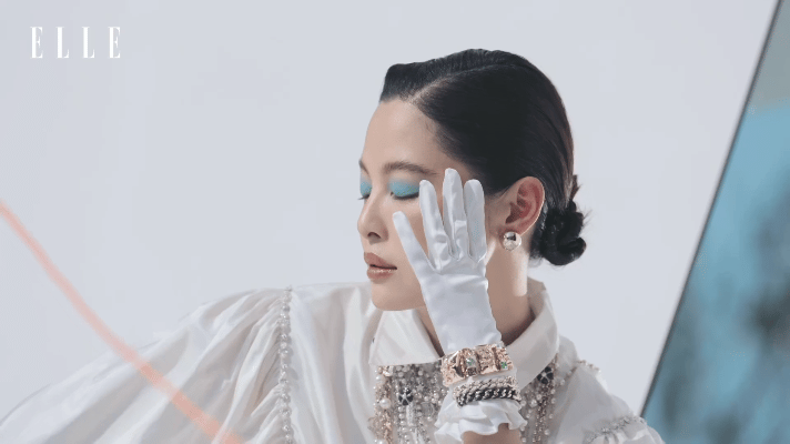 拿下威尼斯影后的辛芷蕾回国后拍了两本杂志。这个月他将出席Vogue和Elle时