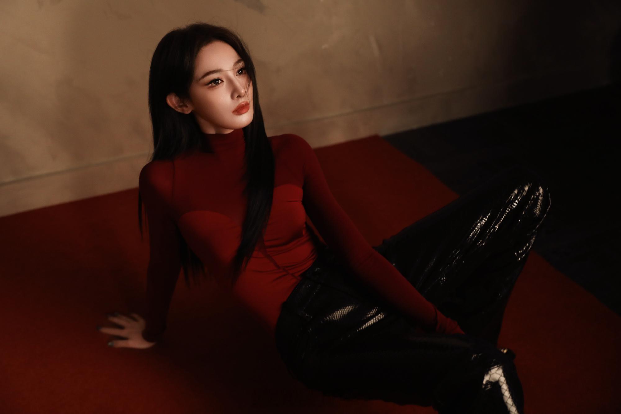 彭小苒这腰这腿这脸她不必刻意争抢目光，只需静静站在那里。那份由内而外的明艳，从精