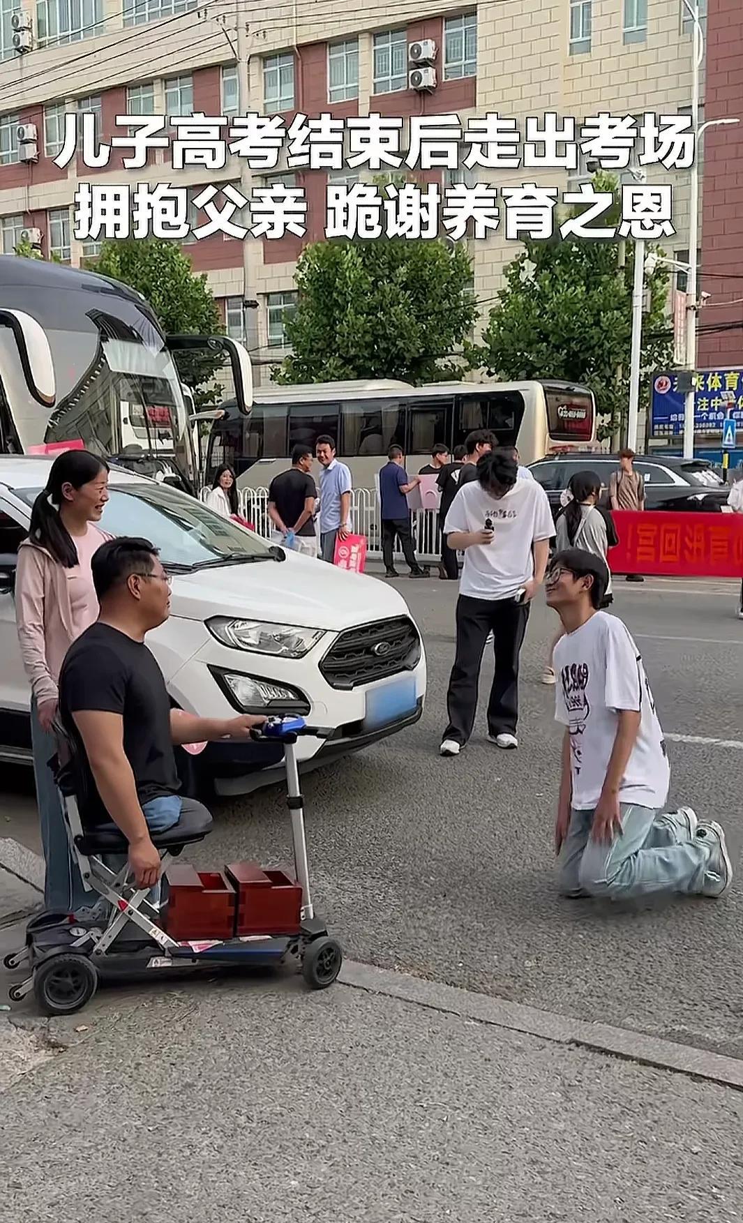 陈州儿子的这一跪，惊动了央视新闻！6月10日，山东临沂一处考试中心外，人