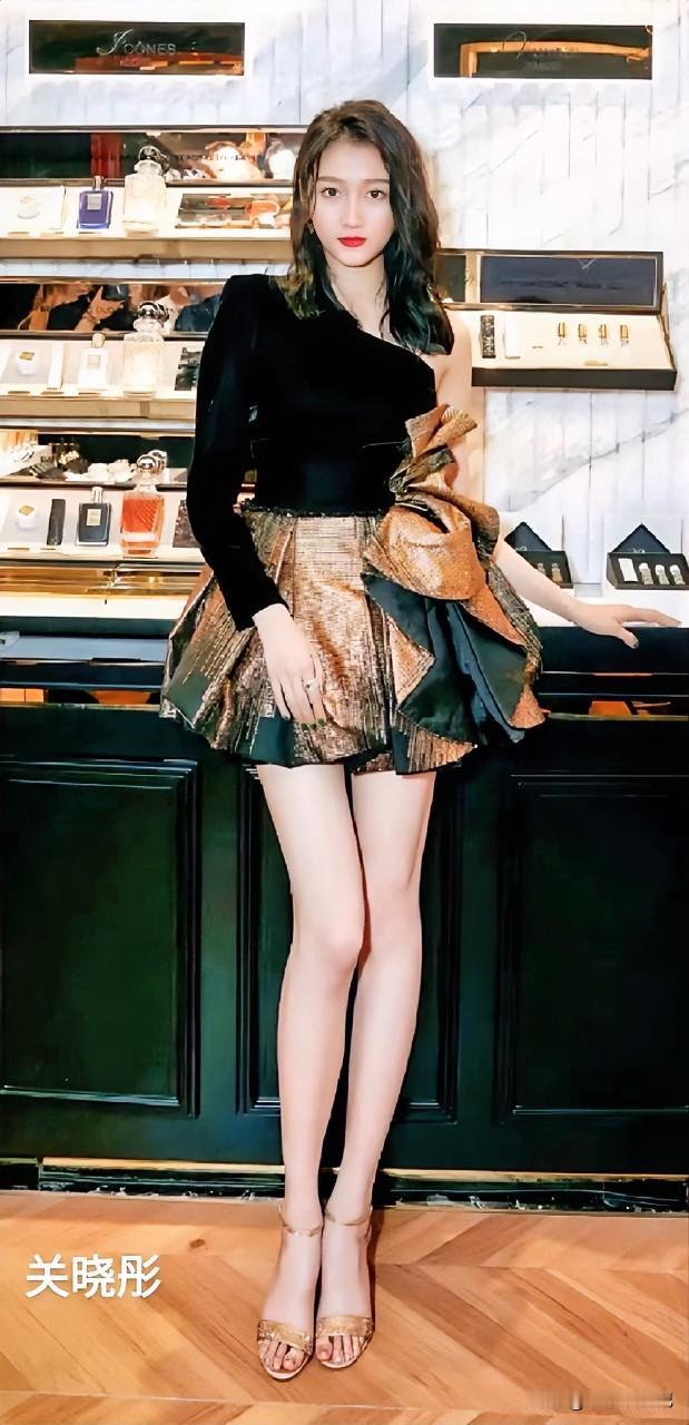 关晓彤的大长腿，谁看谁不迷糊
