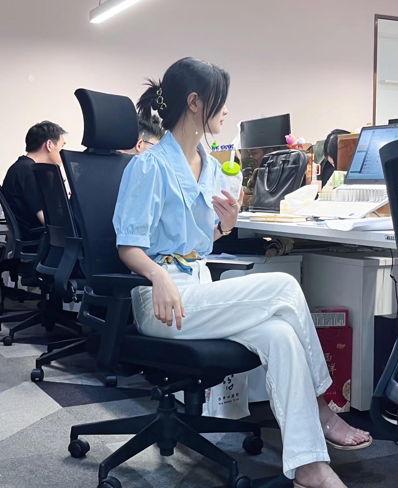 咱单位这同事才是真·人间清醒！国庆主动扛下8天值班，值一天班300块一共是2