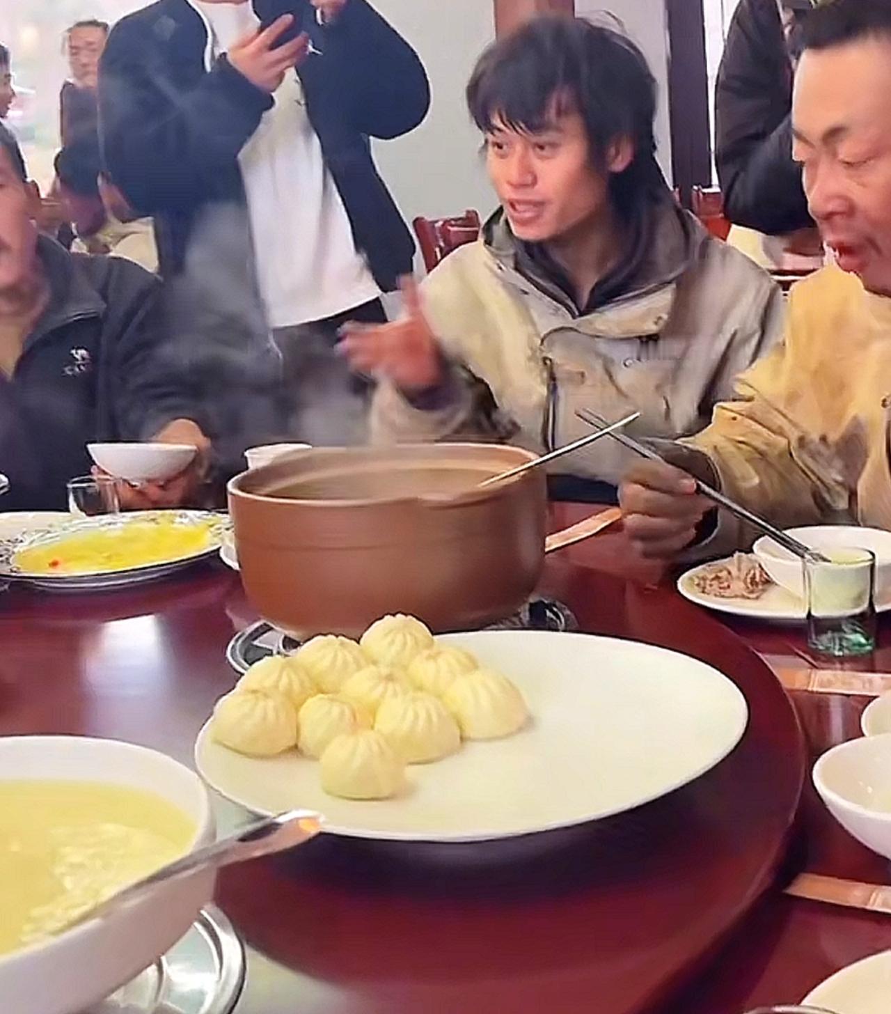 简直笑不活了！荒野求生玩出反转新花样了！14个人没淘汰一个全进决赛，主办方直