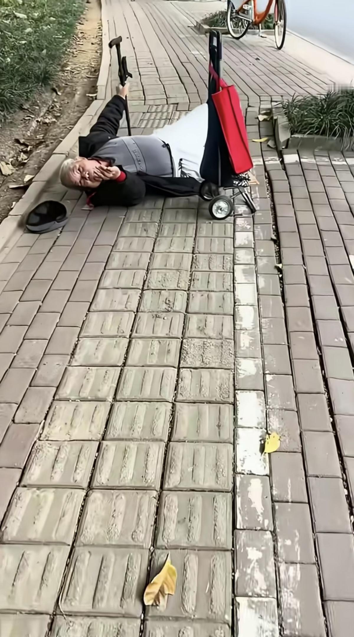 “录了，录了！”一位小伙在去扶倒地老人之前先让同伴录视频。虽然老人被扶起来，还向