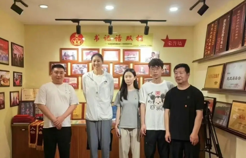 好久不见！颜妮！曾经郎导的左膀右臂，为郎导“堵枪子”的老将颜妮，退役后也是当官了
