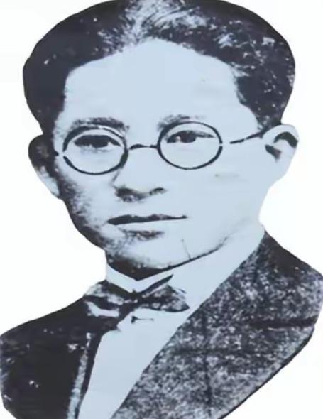 1955年南通某中学，一位温文尔雅的“刘老师”正给学生们讲着爱国道理，谁能想到，