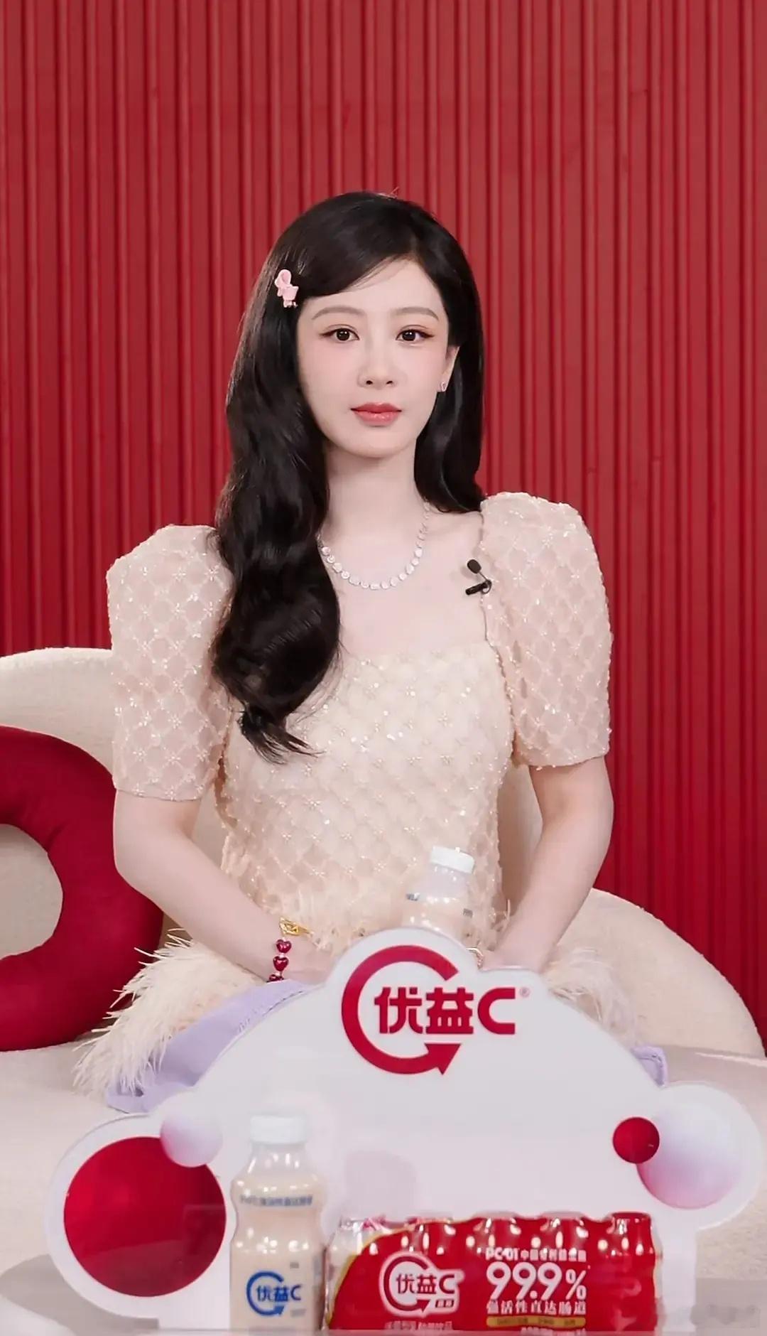 杨紫现在双眼皮都赶上迪丽热巴了，她以前有这么宽的双眼皮吗