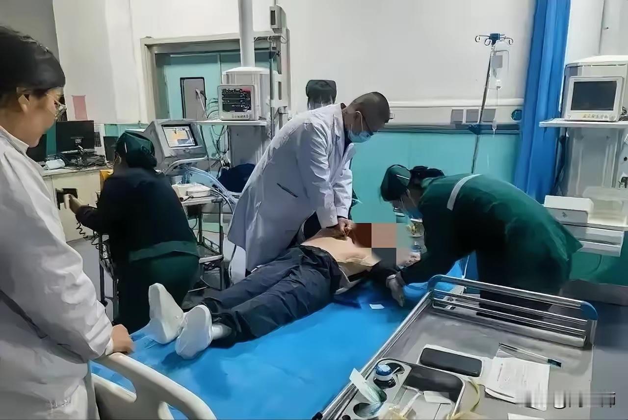 痛心！清明节，中年女子领着儿子去给丈夫上坟，因伤心过度趴在坟上不省人事再也没有醒