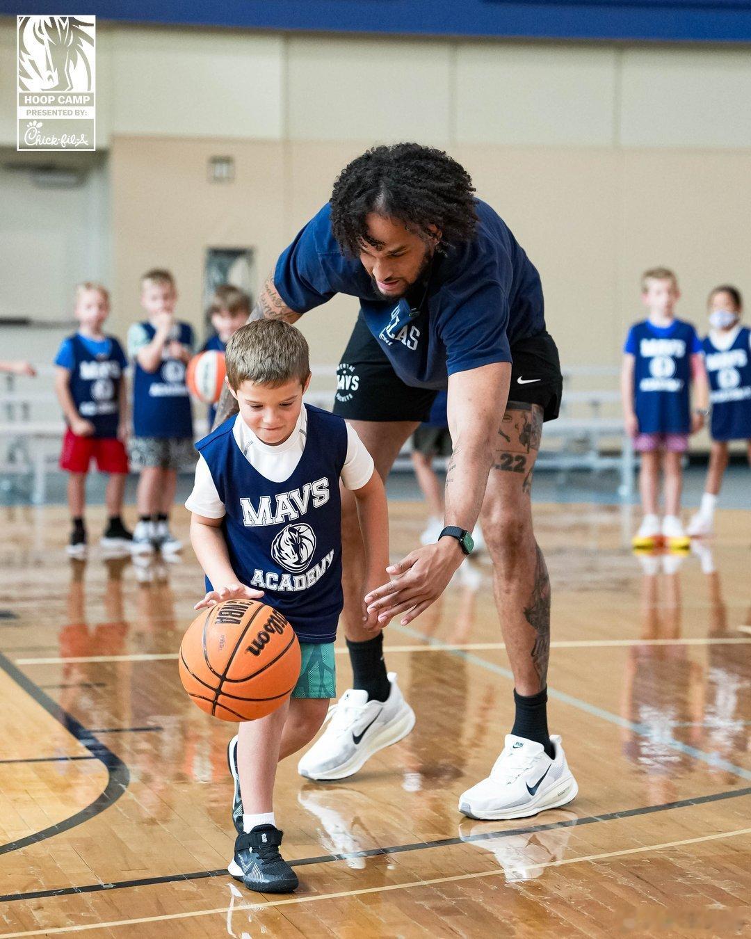 MFFL莱夫利参加我牛儿童夏令营。MFFL独行侠交易得到里萨谢NBA夏季联赛