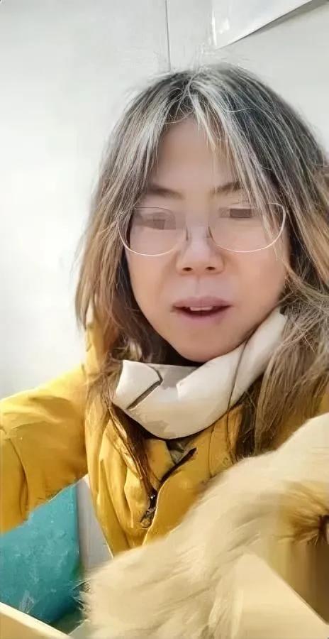 惊了！狗上桌舔肉卷名场面！一北京大姐带狗下馆子，直接让毛孩子扒着餐桌狂炫肉卷