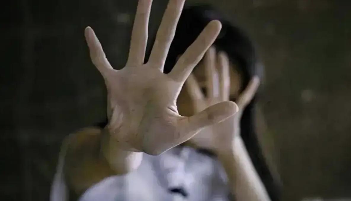 云南昭通，55岁男子与84岁老太发生关系后，被老太孙子当场发现，老太穿好衣服后改