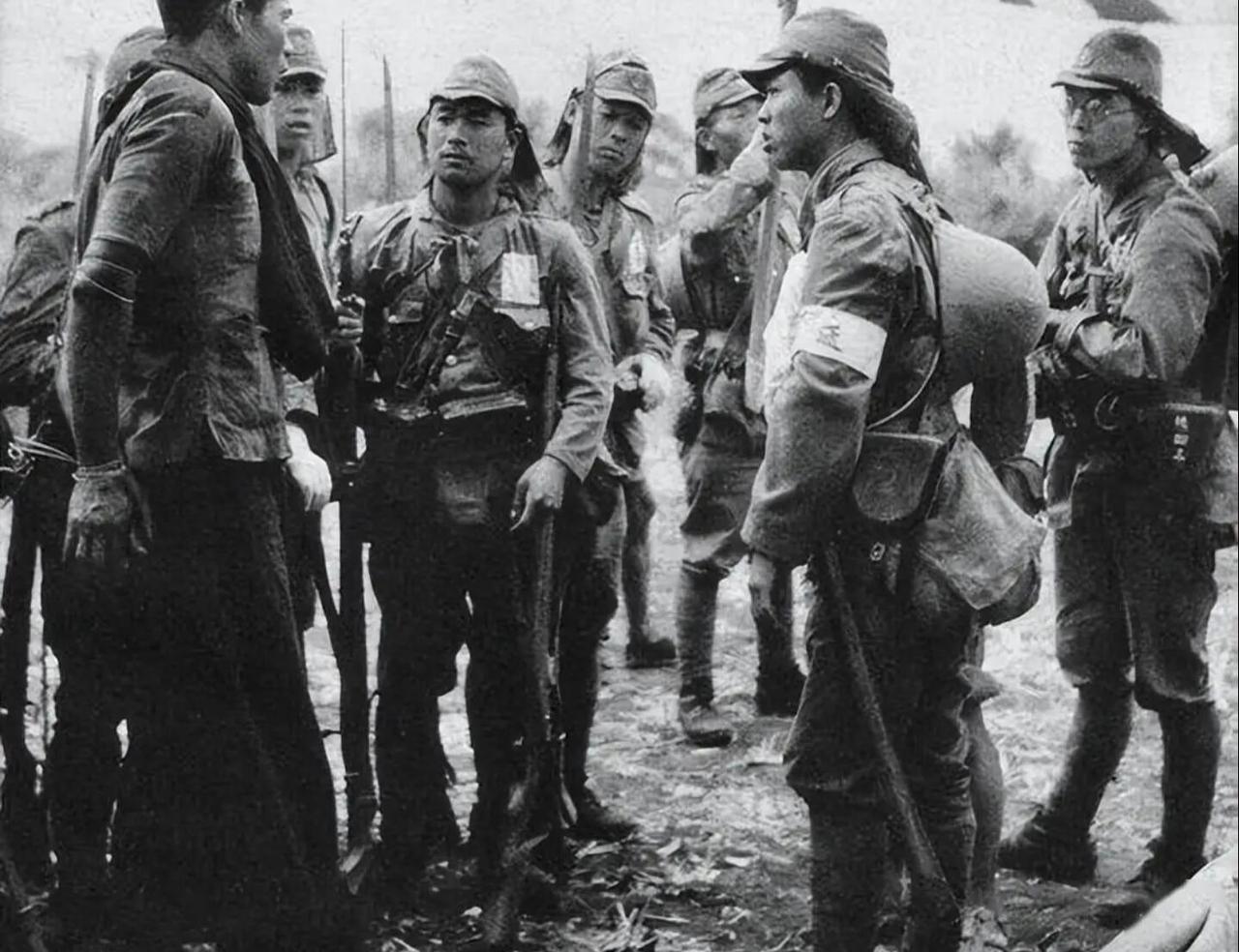 抗日战争时期，几个日本兵正在盘问过路的行人