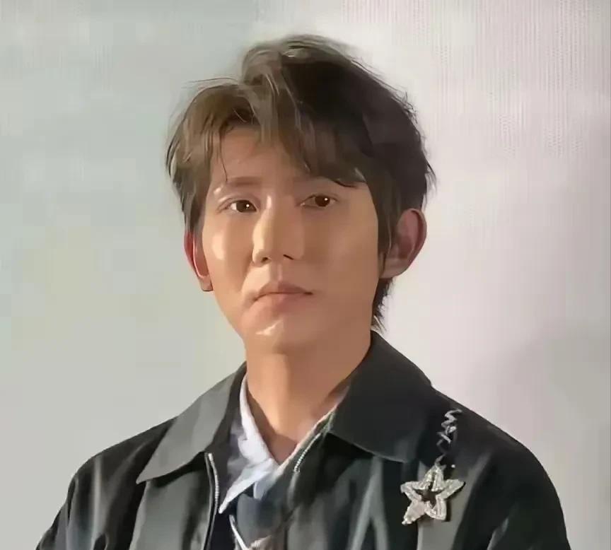 唱歌跑调还爱抽烟，现在人也不好看。你看那些被资本捧出来的天才：舞台上靠修音当天