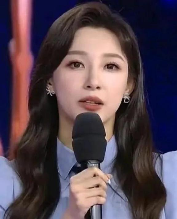 2011年，央视主持马凡舒走秀时泳裤意外滑落走光，她淡定表示：“谁爱看谁看，只是