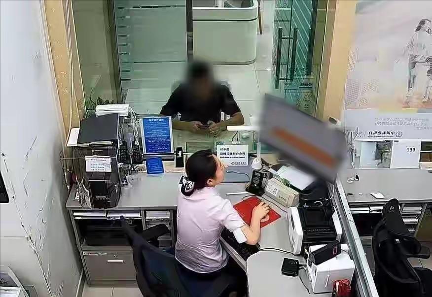 实在蛮不讲理！湖南常德，一名男子在银行结束营业前六分钟冲进网点，打算支取150