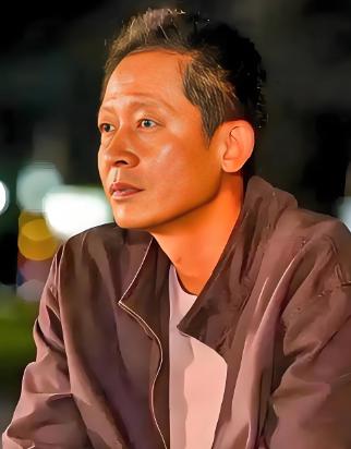 王志文说：“我不高攀有钱人，因为我花不到他的钱；我也不低看穷人，因为他不