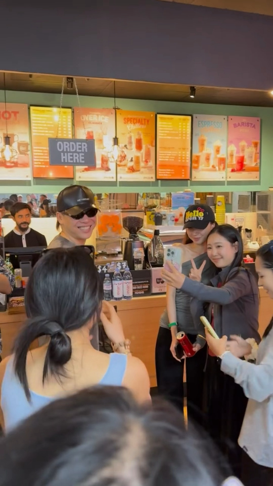 胡彦斌易梦玲笑着和路人合影，两个人看起来都很开心！以及卧槽吧……胡彦斌还和现场拍