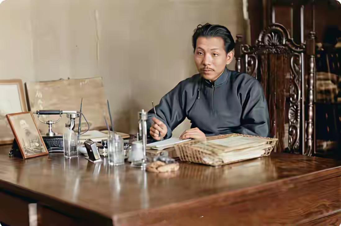 1930年，北京。少帅张学良在顺承王府办公。由于吸食鸦片，身体长期透支。“一代枭