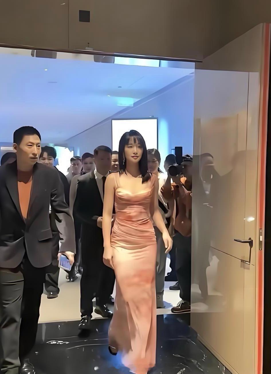 在电视上看着也就普普通通，没想到真人这么惊艳