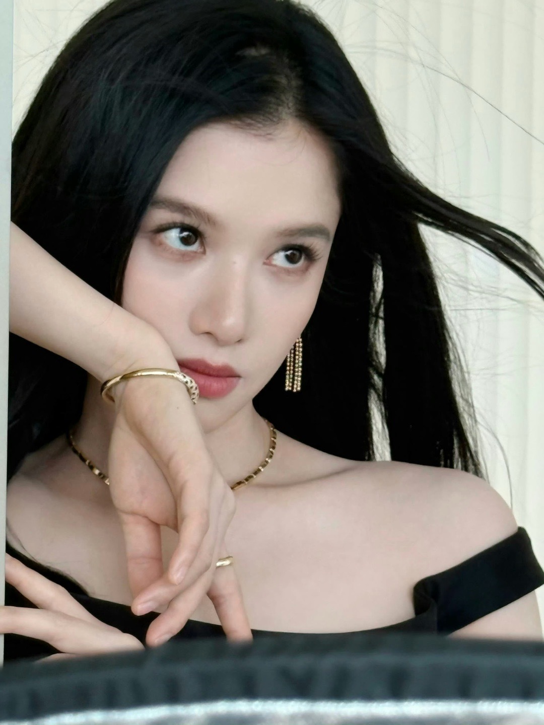 张婧仪光影大片花絮张婧仪镜头表现力绝了光影氛围感拉满✨live图直出太能打！