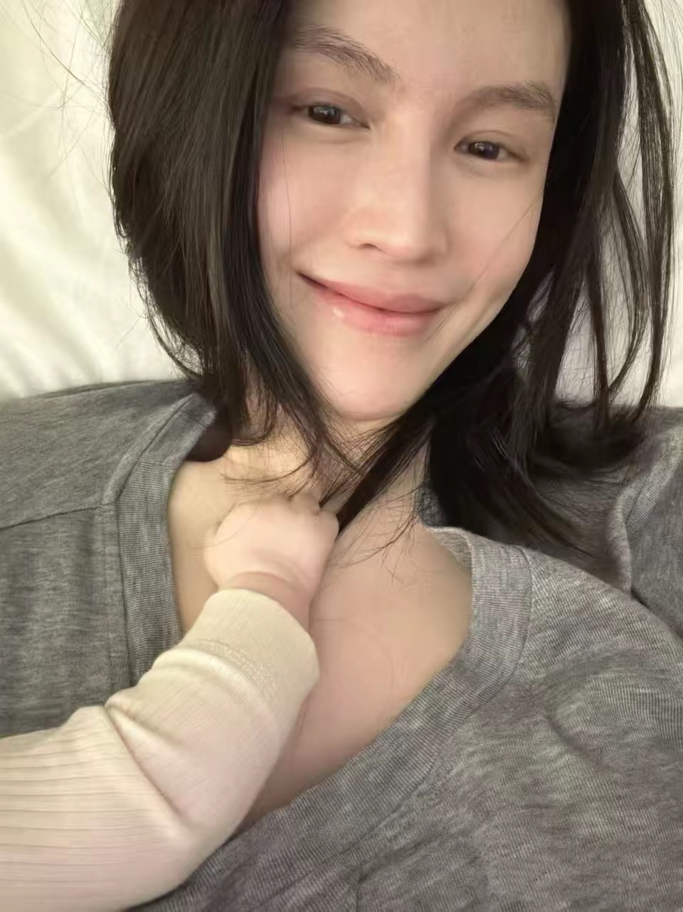 何穗天生冷白皮，儿子也遗传了她的好肤质，小王子好受宠，外婆给他织了很多小衣服，可