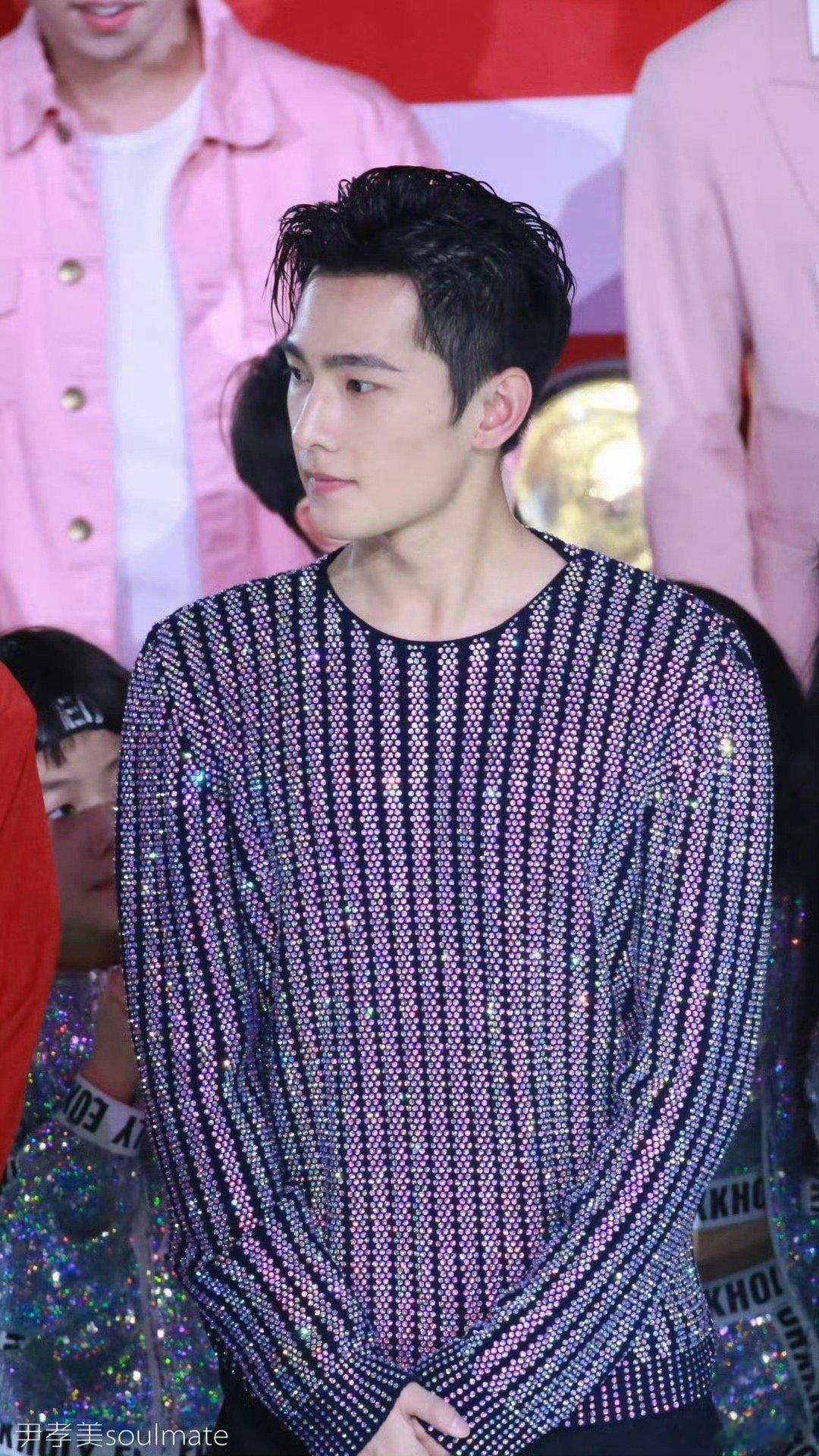 杨洋背头杨洋这背头造型太可了！全脸露出更显骨相优越，精致五官配凌厉感，豪门阔少