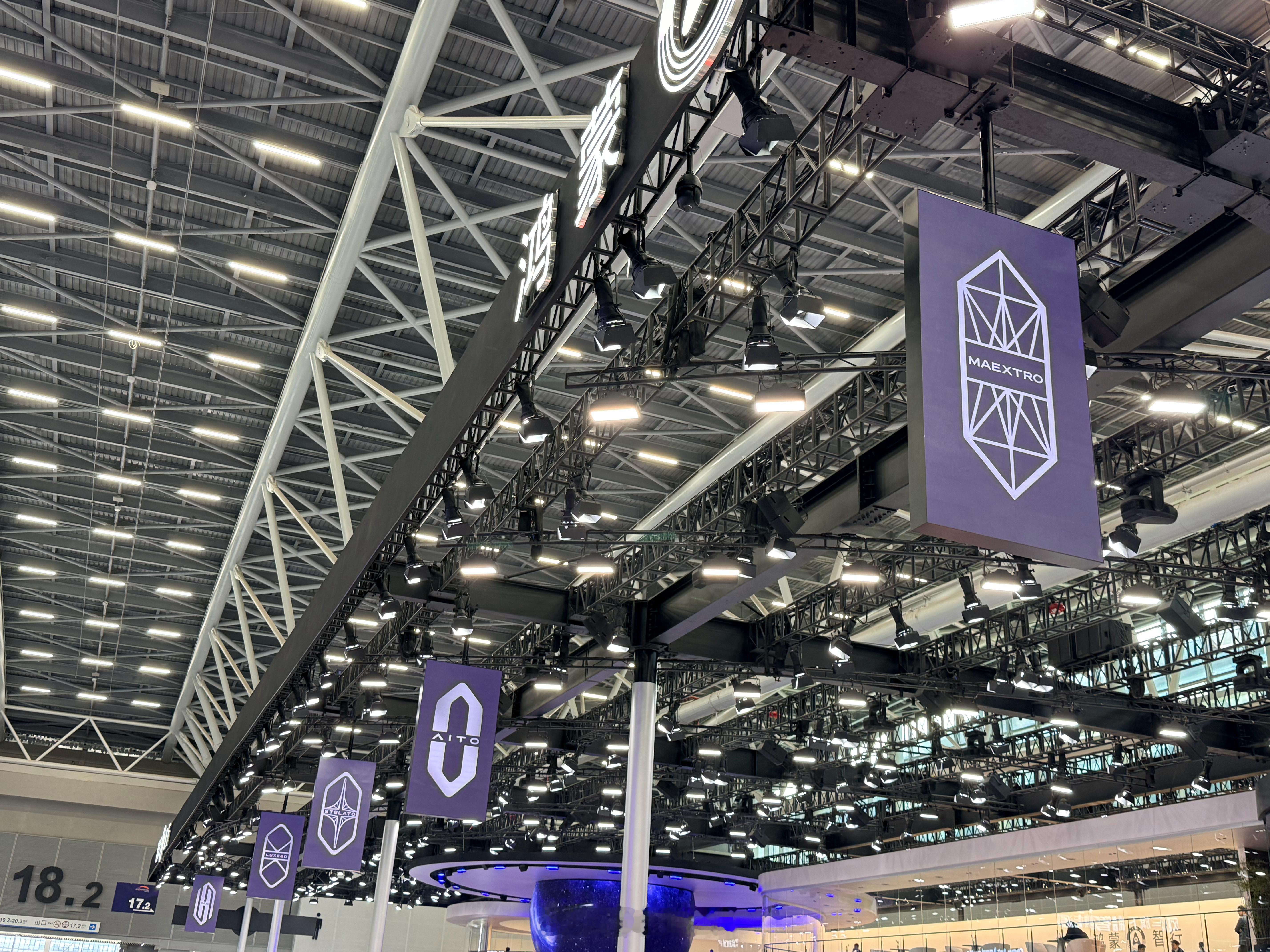 广州车展一次性逛最爽的应该就是【鸿蒙大展台】了五界品牌一起亮相，这个logo我都