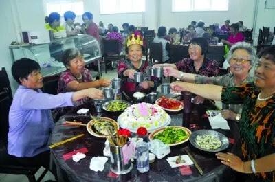 我们村有这样一个村干部，他在任期间，年年都要给自己和老婆过生日。全村人百分之