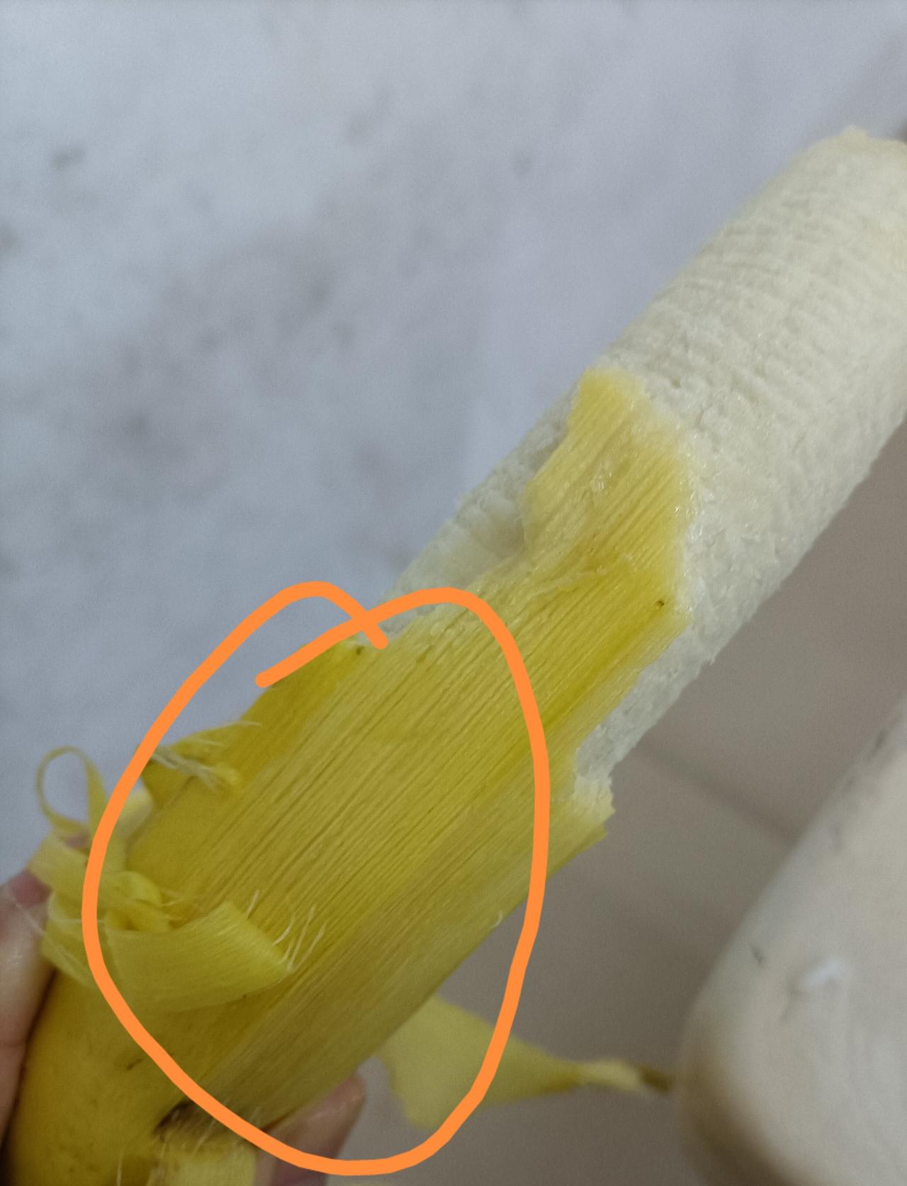 难怪现在有些香蕉便宜今天第一次吃到这么劣质的香蕉皮都剥不下来，还拉丝
