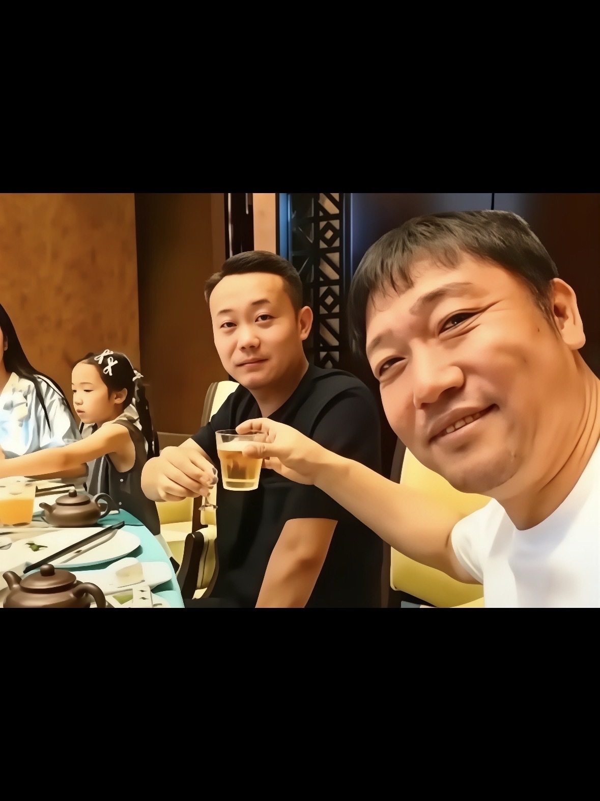 贾冰私人饭局被偷拍说真的，成年人关起门来跟老战友吹牛扯淡，说两句粗话太正常了。又