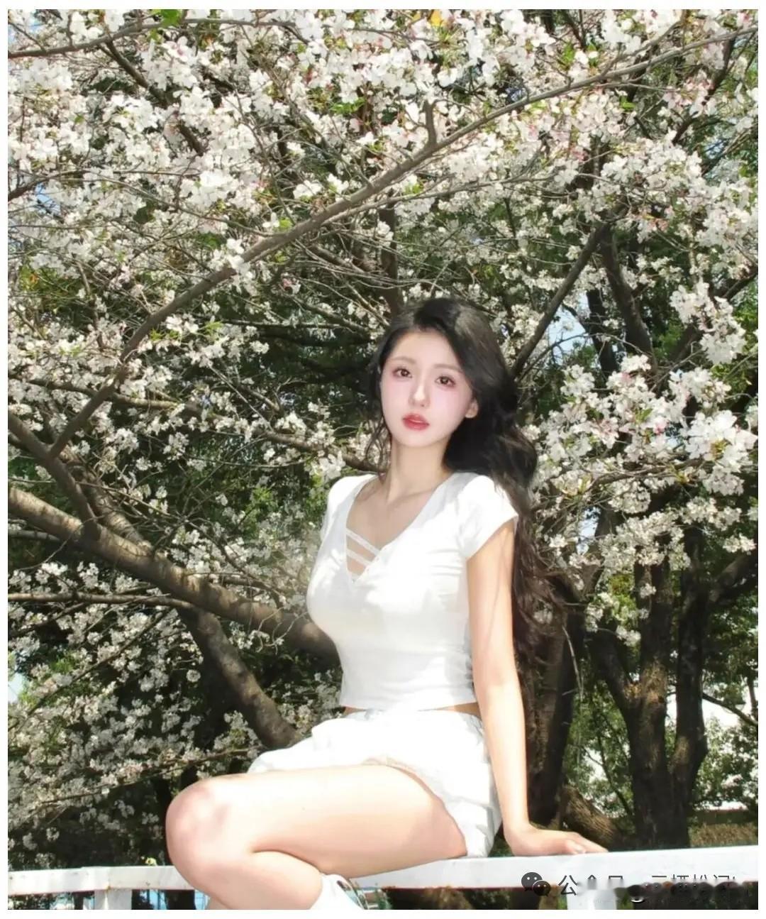 春日，樱花树下，白裙少女就是一幅绝美的画卷。想象一下，一位身着纯白吊带裙的少女