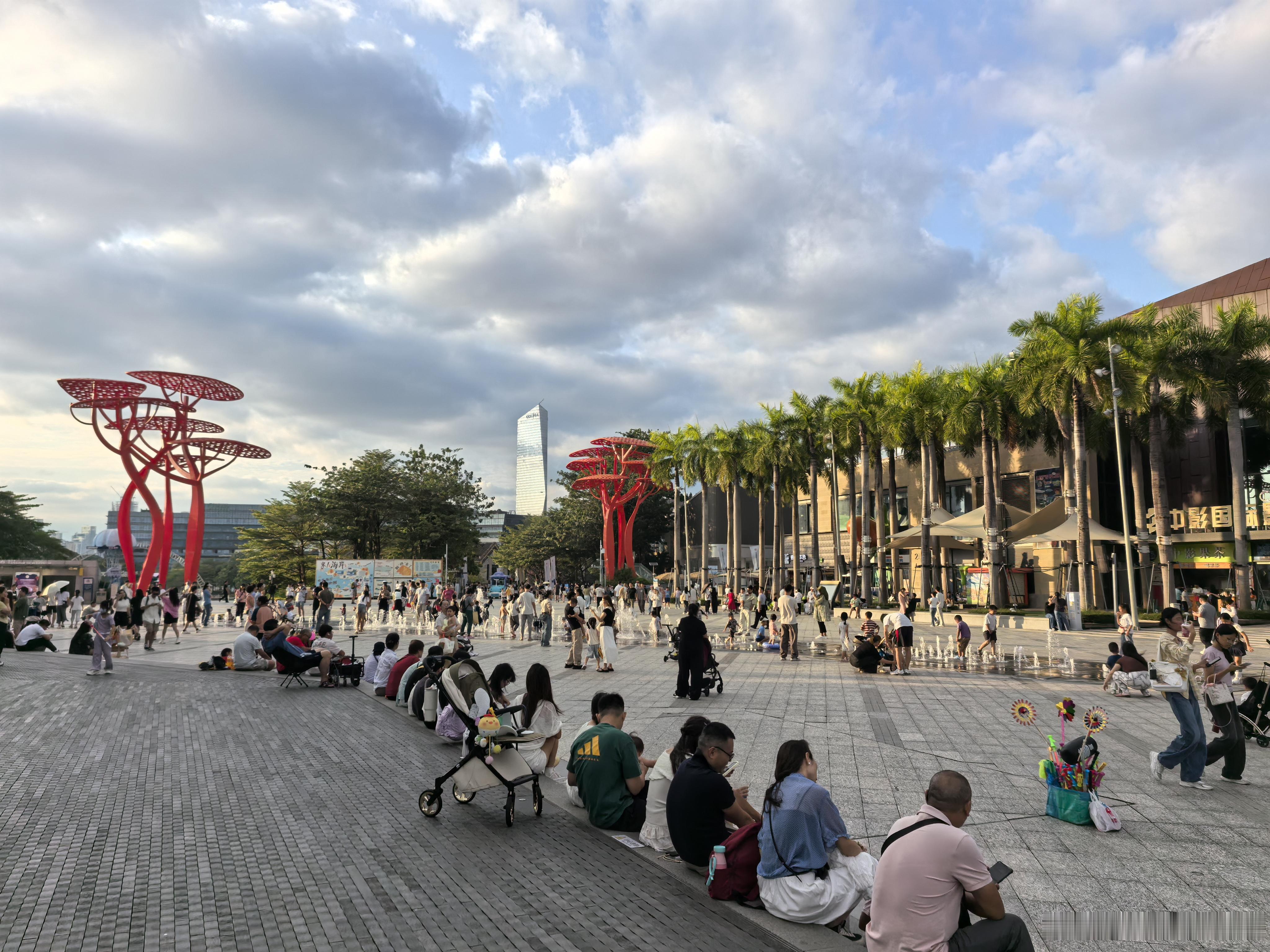 深圳华侨城欢乐海岸，国内首个文旅商娱综合体，2011年开业，陪伴了深圳人十五年，也是我和朋友约饭的经