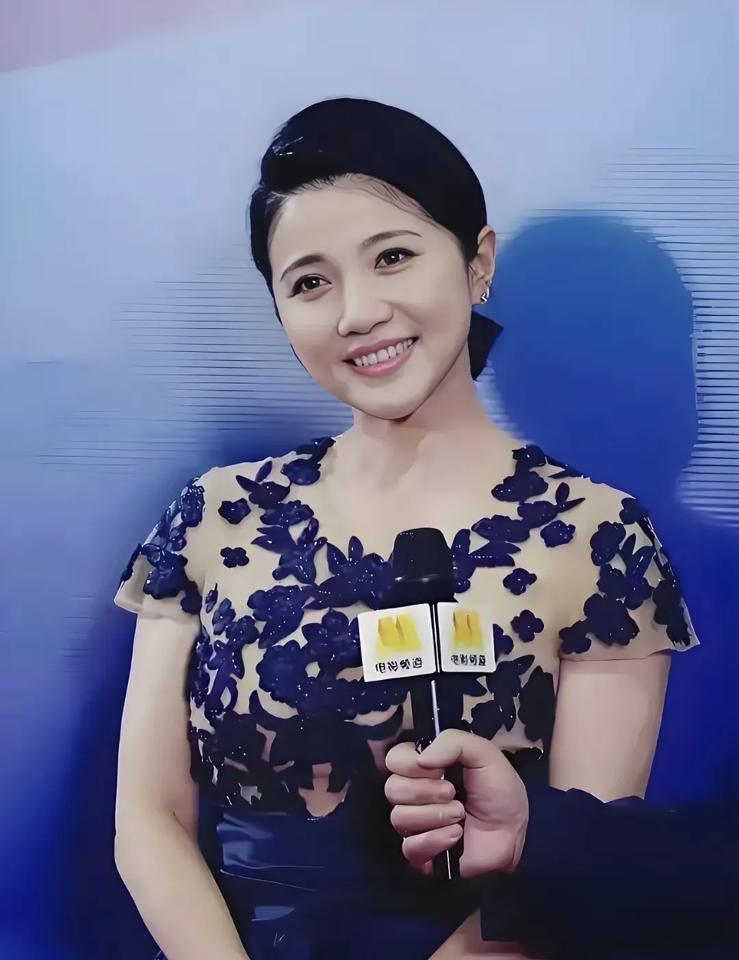 他蹲在工地墙角啃馒头，手机屏幕亮着——女儿在视频里喊“爸爸你什么时候回来”。他
